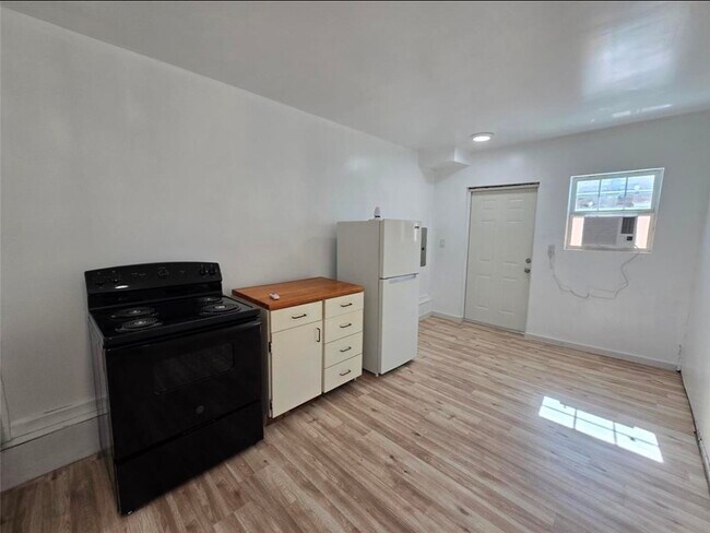 Primary Photo - 3125 Illinois St