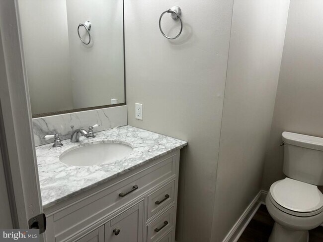 Building Photo - 18 Dundee Mews