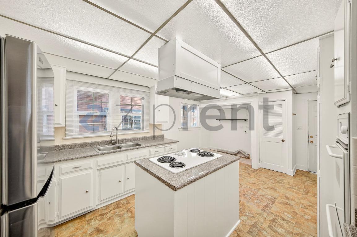 Building Photo - 4062 S Budlong Ave