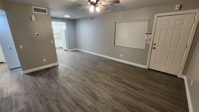 Building Photo - 2 Bedroom in the El Tovar Condominiums Nea...