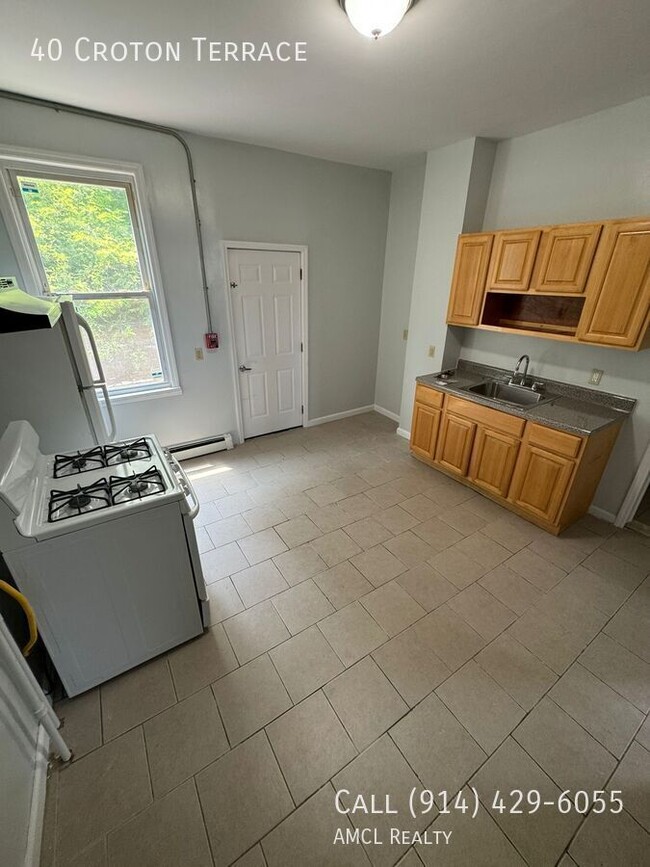 Building Photo - 40 Croton Terrace