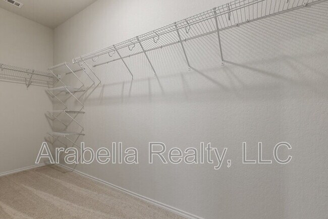 Building Photo - 440 Lynwood Gold