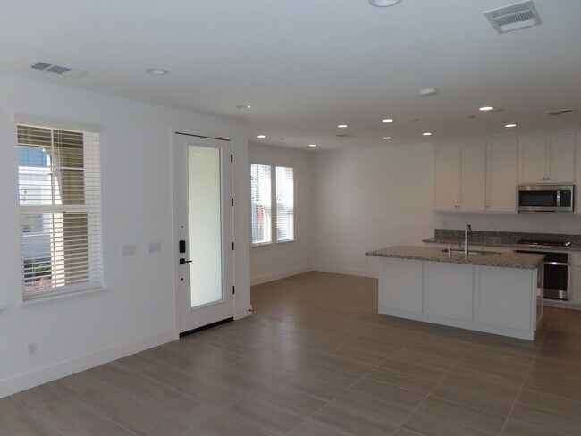 Building Photo - Newer home in Dunes Community