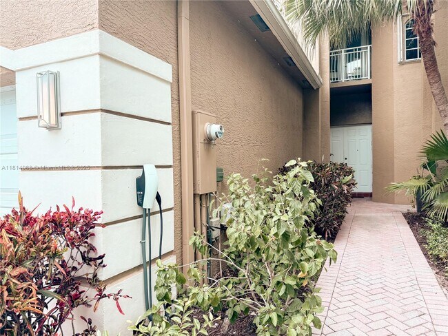 Building Photo - 1621 Diplomat Dr
