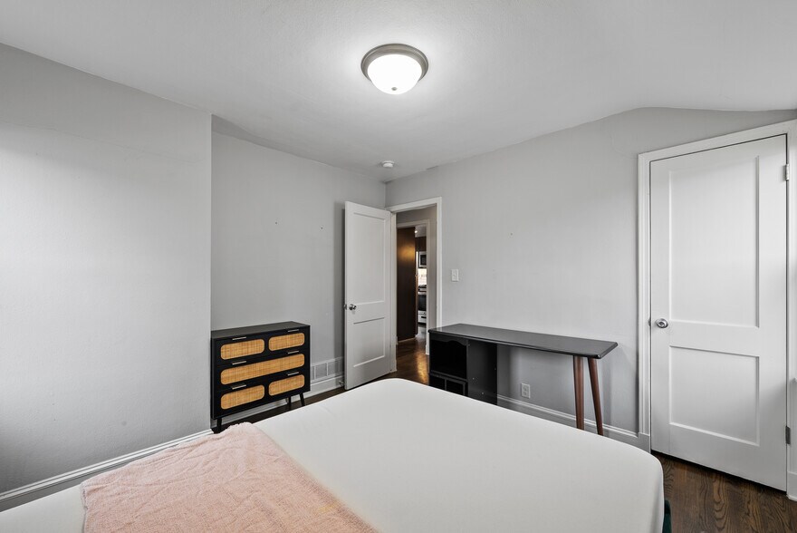 Building Photo - 3806 S Brust Ave