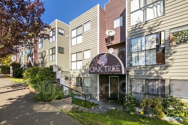 Building Photo - 916 N 104th St