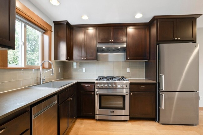 Building Photo - Immaculate West Seattle Townhome