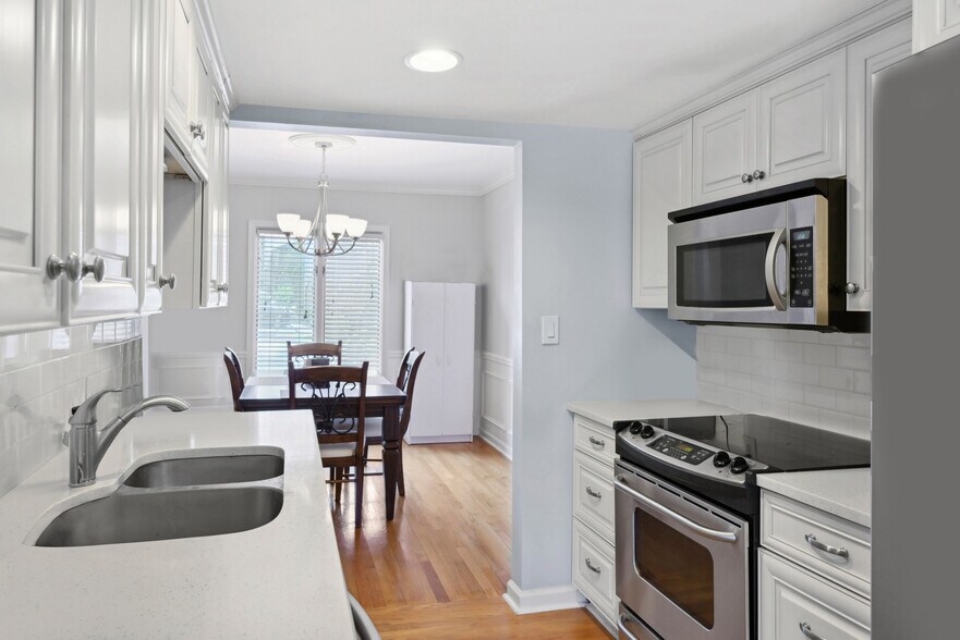 Building Photo - 11 Ivy Sq NE
