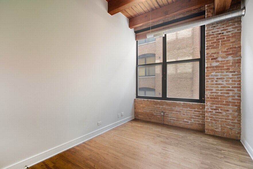 Building Photo - 525 W Superior St