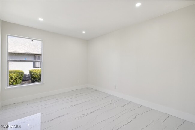 Building Photo - 4520 SW 22nd Ave