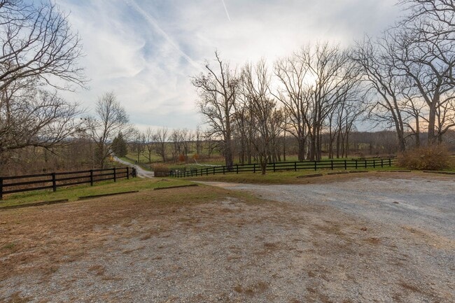 Building Photo - 562 Smithfield Ln