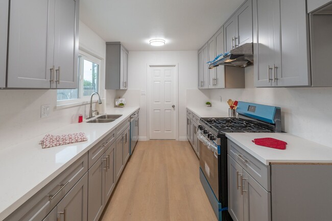 Building Photo - Charming 3 Bedrooms 2 Bathrooms Home $3,50...