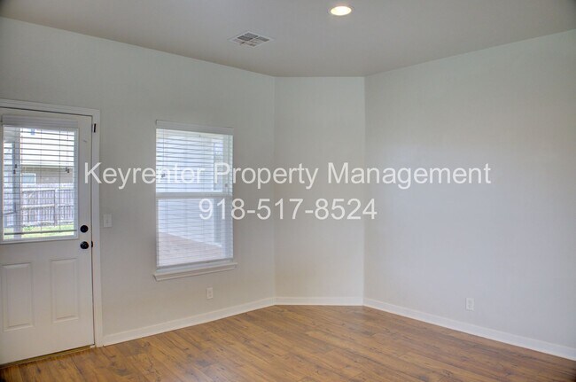 Building Photo - Coming Soon! 3 bed/2 bath!