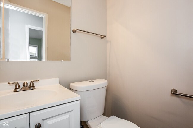 Building Photo - 4851 N Kenyon Dr