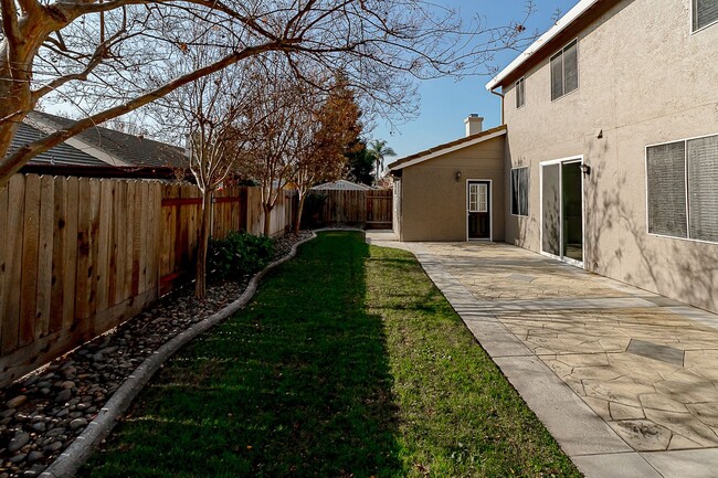 Building Photo - Two story home in Manteca!