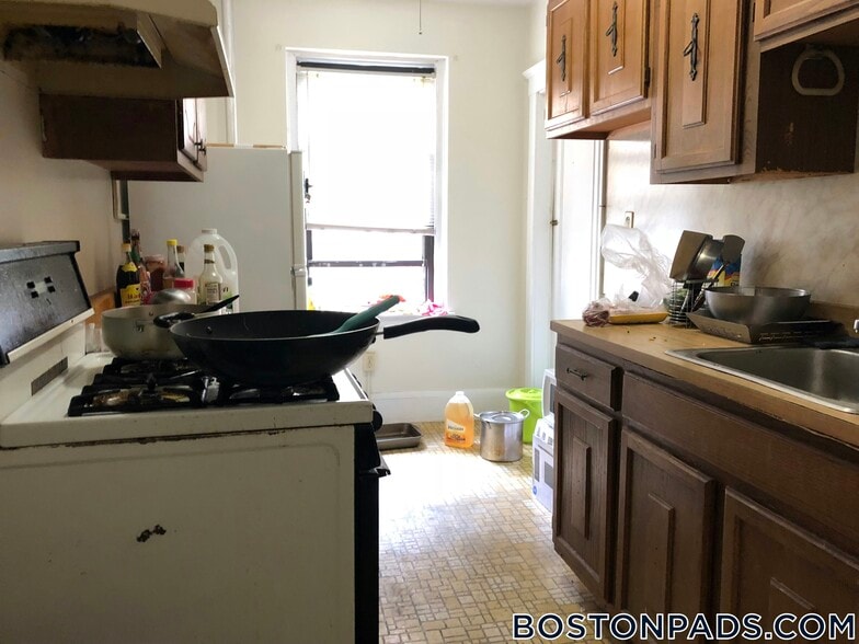 Building Photo - 349 Pleasant St