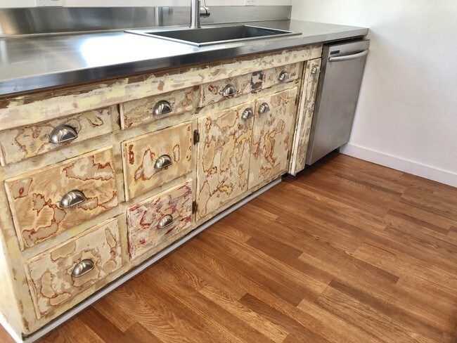 Building Photo - 11672 Oxnard St