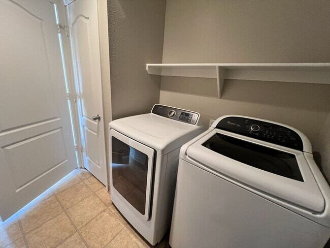 Building Photo - Silver Creek Condo- Three Bedroom Two Bath