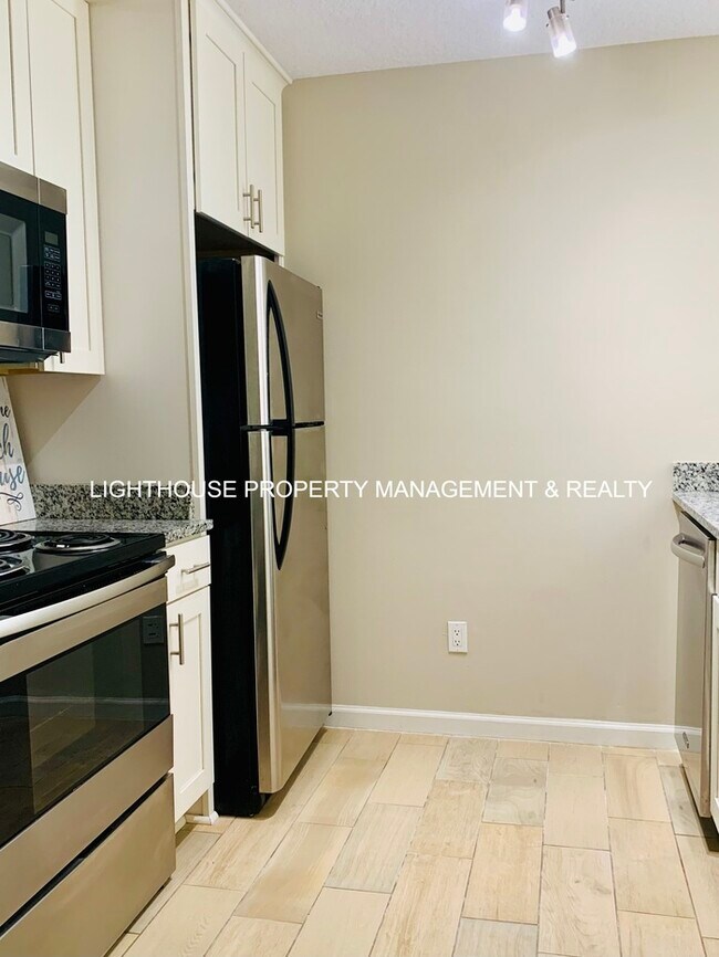 Building Photo - Renovated 2 Bed/1.5 Bath Jax Beach Townhom...