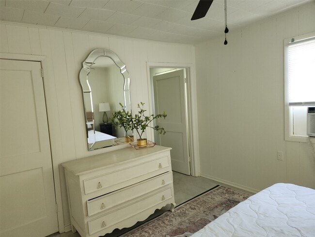 Building Photo - 1104 E Sycamore St