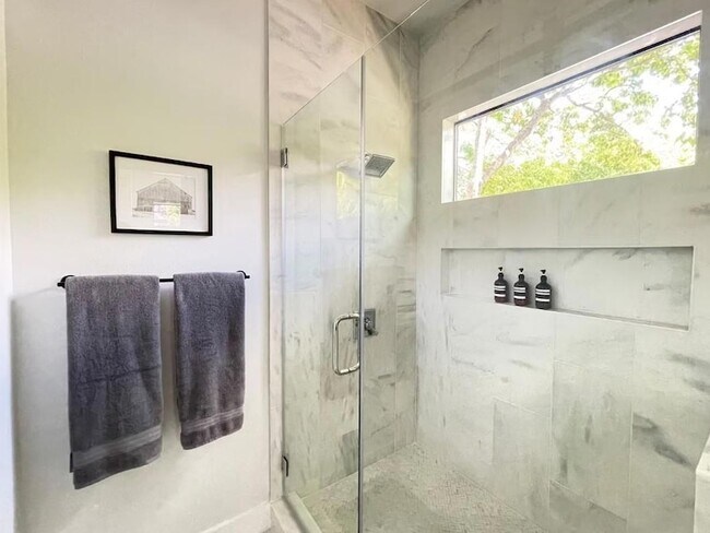 Building Photo - 2009 Canterbury St