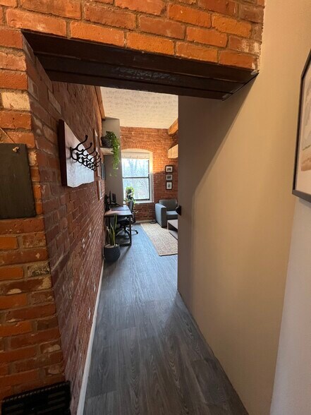 Building Photo - 222 Williams St E