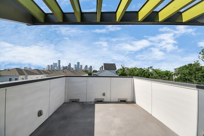 Building Photo - 2302 Johnson St