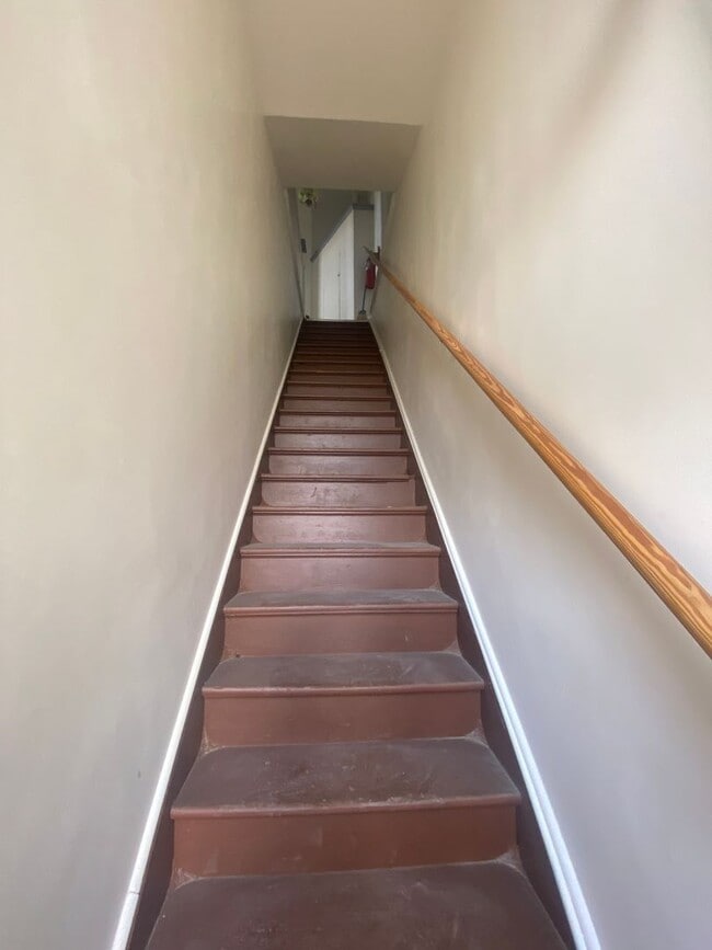 Building Photo - Main Street Upstairs Apartment in Aztec