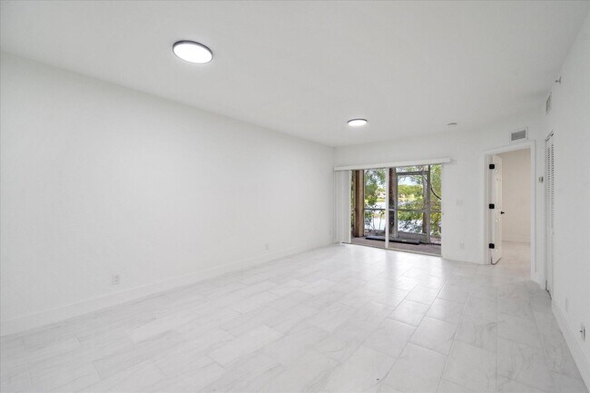 Building Photo - 1165 Golden Lakes Blvd