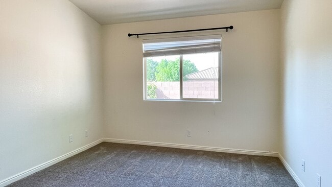 Building Photo - 4 Bedroom Treasure Valley Home Near Crimson High School