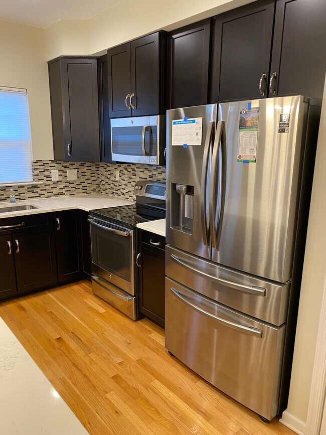 Building Photo - -- AVAILABLE MAY 8TH -- 3 BR / 3.5 BA End Unit Townhome, Available May 8th!