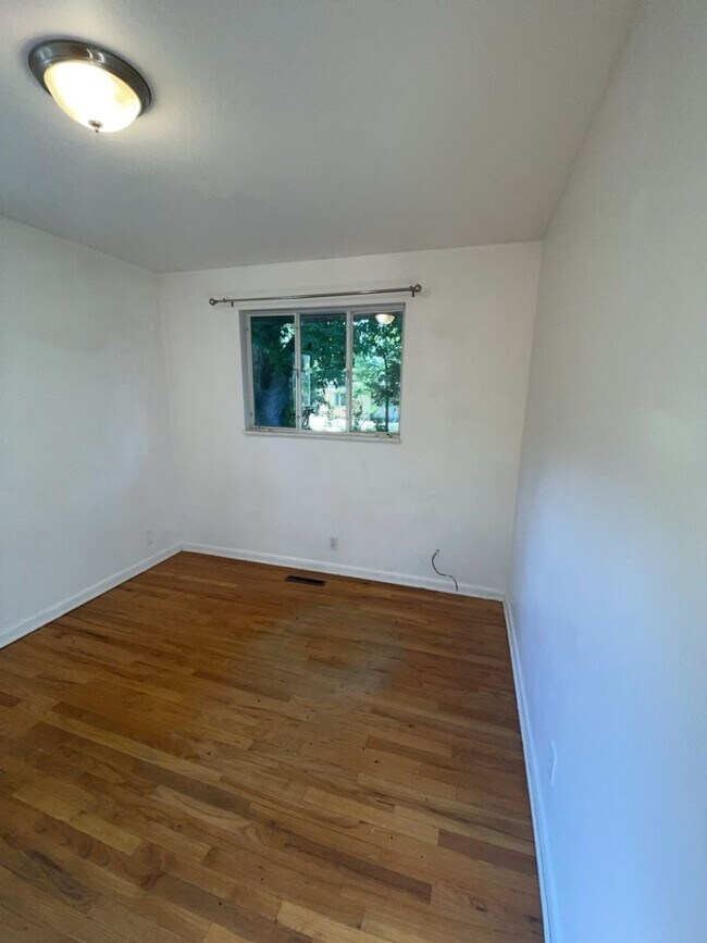 Building Photo - STUDENTS WELCOME! Campus West 5 Bed 2 Bath Ranch w/ Finished Basement