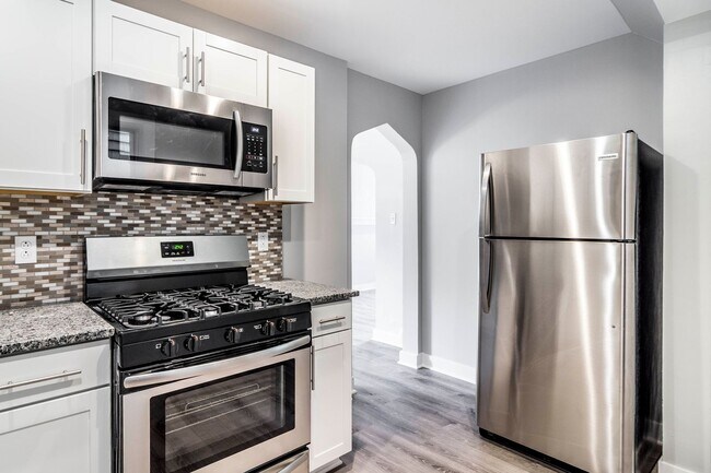 Building Photo - Stunning 4 bedroom home in Beechview available August 1!