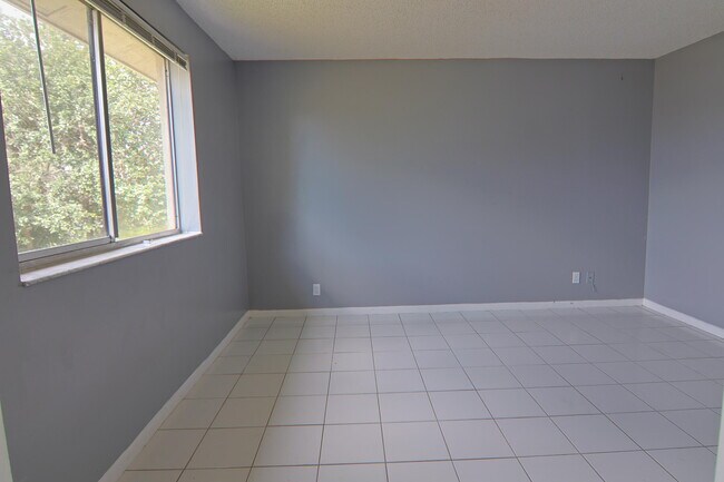 Building Photo - 719 Gardens Dr