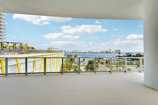 Building Photo - 220 Lake Shore Dr