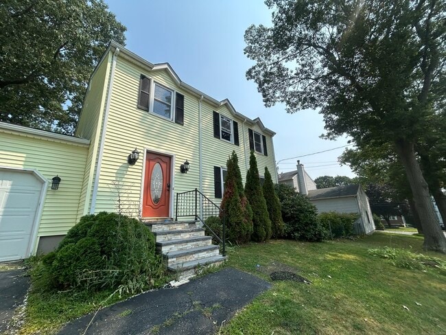 Building Photo - 14 Normandy Dr