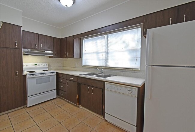 Building Photo - 12422 N Howard Ave