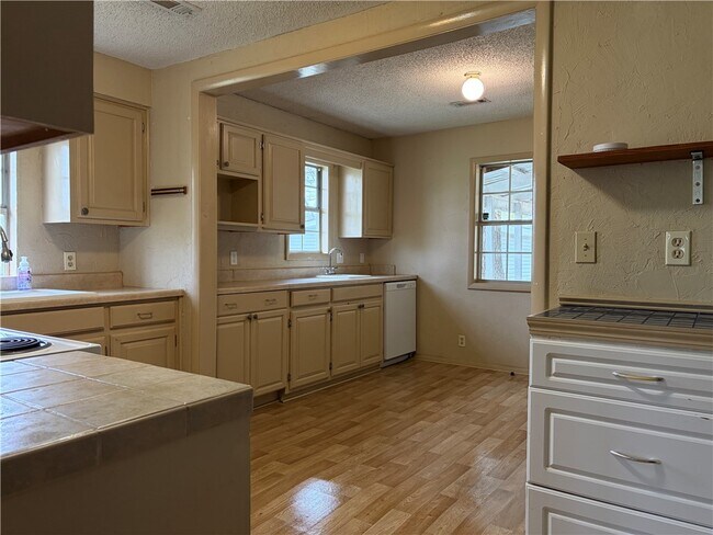 Building Photo - 2255 E Huntsville Rd