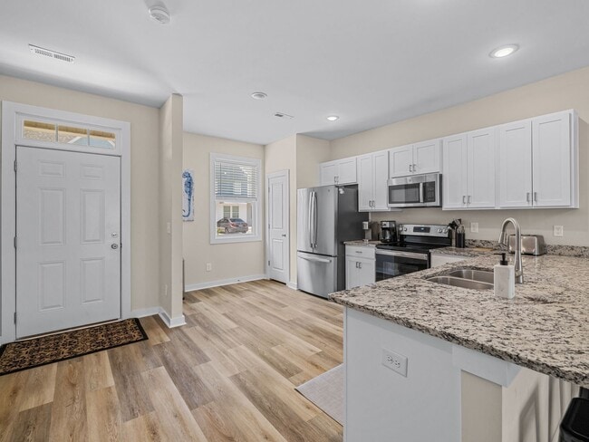 Building Photo - Townhome in Sneads Ferry