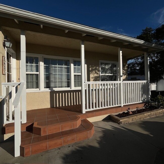 Building Photo - Large 3 Bedroom 2 bath House  - Move-in Co...