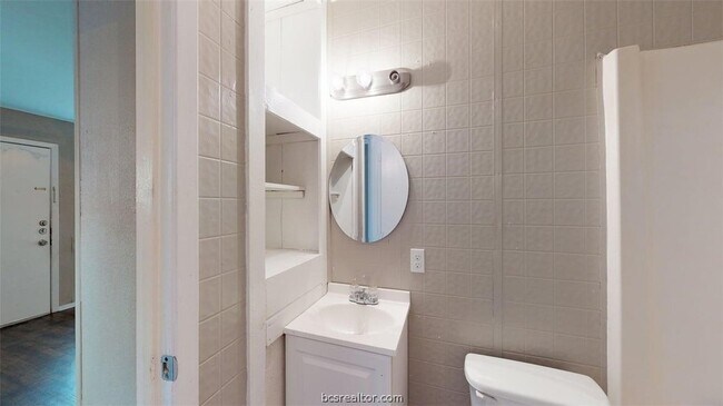 Building Photo - 204 Lynn Dr