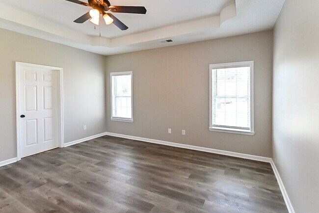 Building Photo - 5546 Lakefront Dr