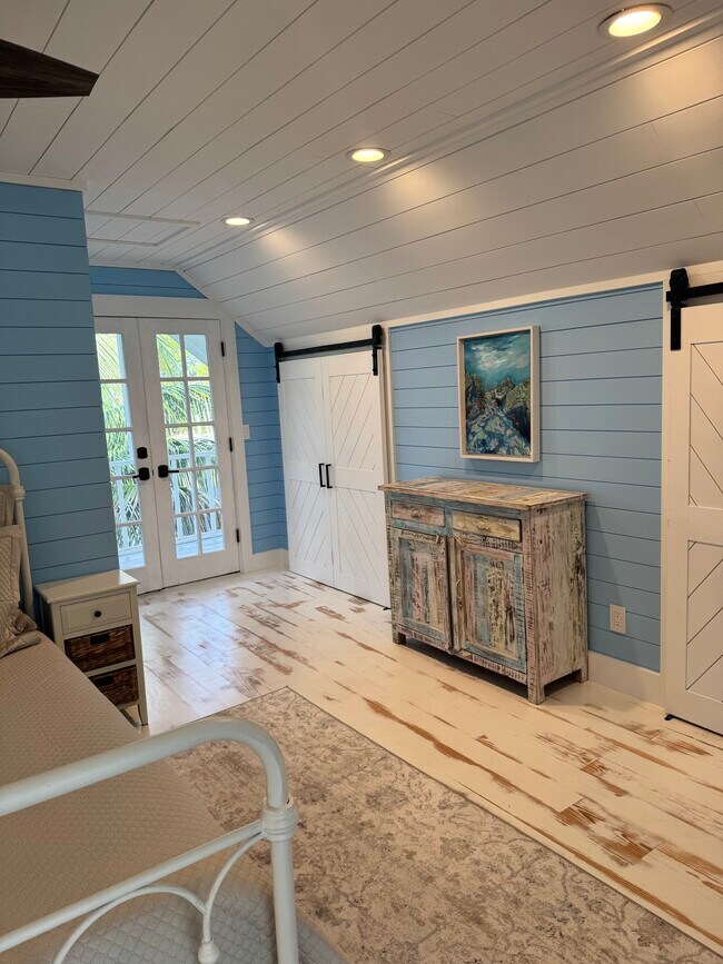 Building Photo - 2732 Weeks Ave