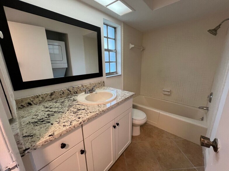 Building Photo - 710 Bayou Ave