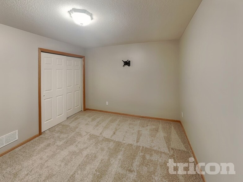 Building Photo - 7010 S Park Dr