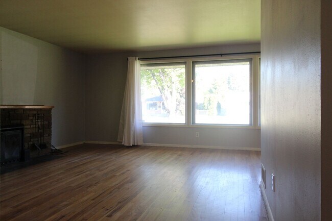 Building Photo - 3123 W Bismark Ave