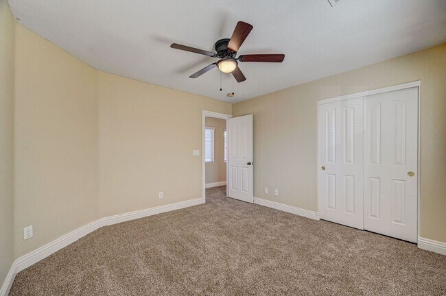Building Photo - Stunning Northwest three bedroom w/ a loft!