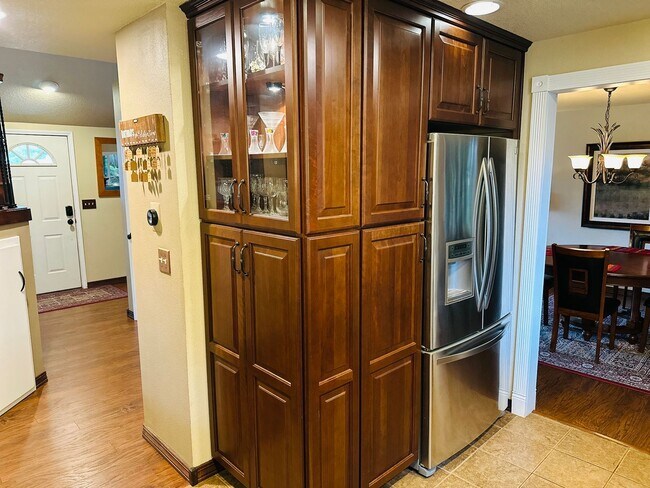 Building Photo - Beautiful Custom Newly Remodeled Home