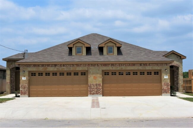 Building Photo - 3/2/2 off HWY 46 / Fridge / Interior Washe...
