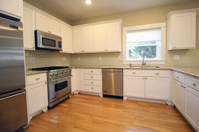 Building Photo - Beautifully Updated 5 Bedroom/3.5 Bath Irvington Craftsman Bungalow!